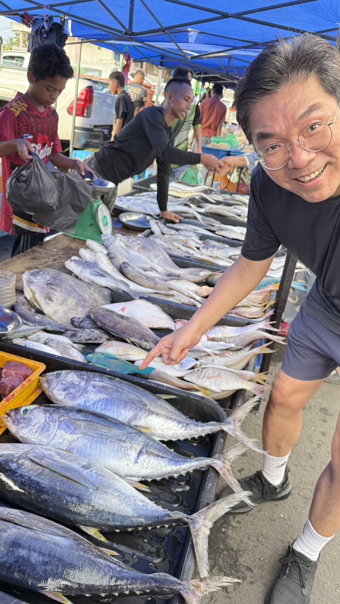 Catching a surprise in Tawau

Tawau is famous of its seafood. Good seafood is common. But what is not common, at least for me, is to find premium tuna fish sold at open market like this.

In Japan, tuna is sold at premium market. Tuna is important for its sushi. They even have an