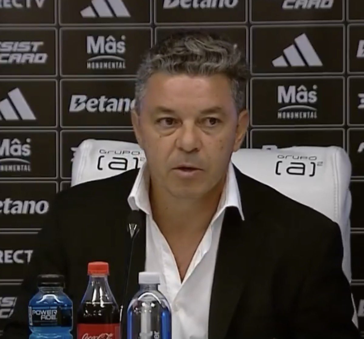 Gallardo: “En este último trimestre se nos hizo muy difícil sostenernos como equipo. Estoy muy desilusionado. Hay que hacerse cargo. Asumo la responsabilidad de este momento. Pero también me tomaré estos días de reflexión y revisión para cambiar. Esto no va a terminar así. El año