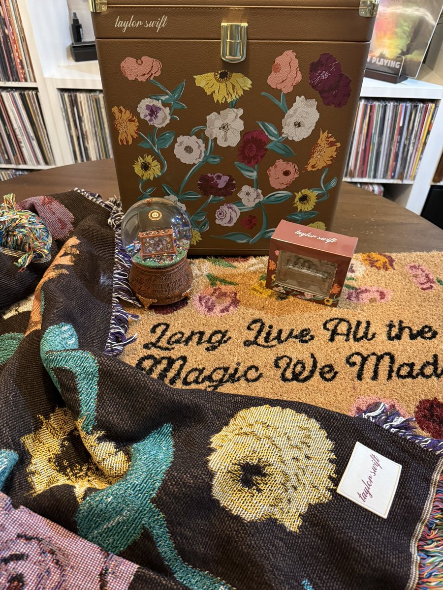 spilling_wine13's tweet image. Welcome to the acoustic set 🤎