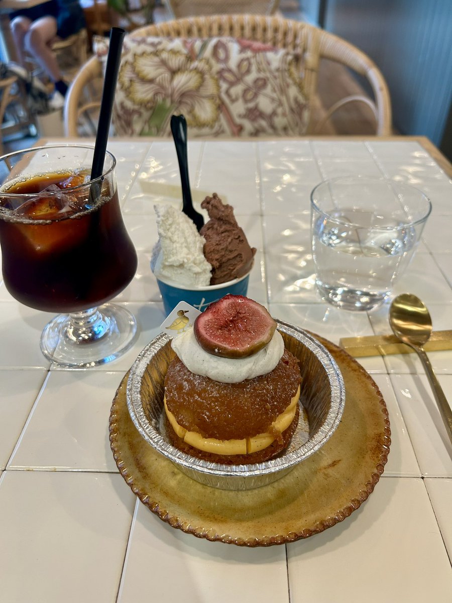 moricoffeee's tweet photo. teal
アイスコーヒーにアイス2種(ミルクとチョコレート)にイチヂクと金木犀のサバラン🧁☕️
美味しかった…美味しかった〜〜〜🍫
夕方前は売れてしまってケーキの種類はあまりないけど三越に入ってるtealには沢山ケーキ置いてあったからお土産に買うなら三越行くべし🍰 https://t.co/yxDL6PaxV2