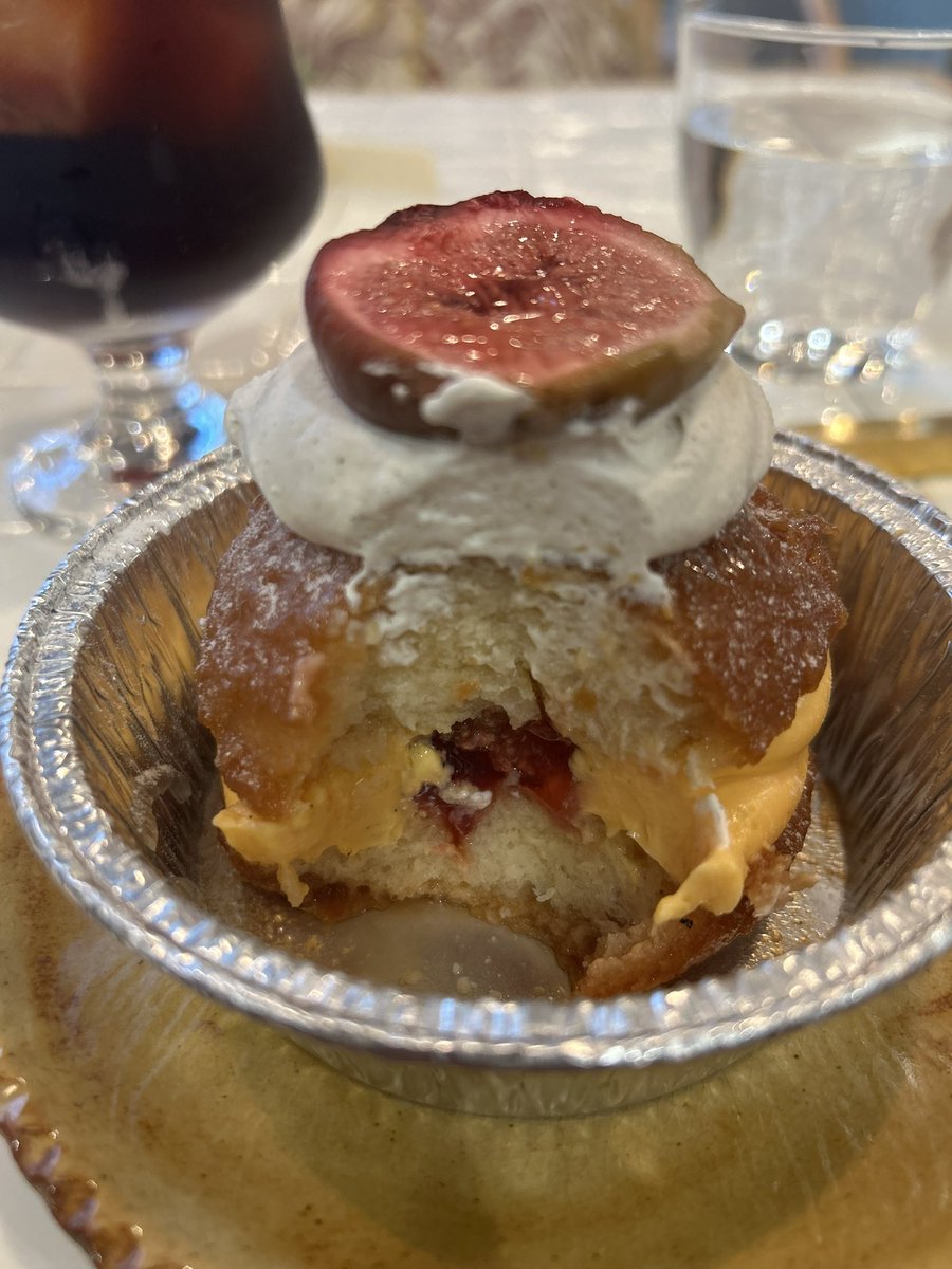 moricoffeee's tweet photo. teal
アイスコーヒーにアイス2種(ミルクとチョコレート)にイチヂクと金木犀のサバラン🧁☕️
美味しかった…美味しかった〜〜〜🍫
夕方前は売れてしまってケーキの種類はあまりないけど三越に入ってるtealには沢山ケーキ置いてあったからお土産に買うなら三越行くべし🍰 https://t.co/yxDL6PaxV2