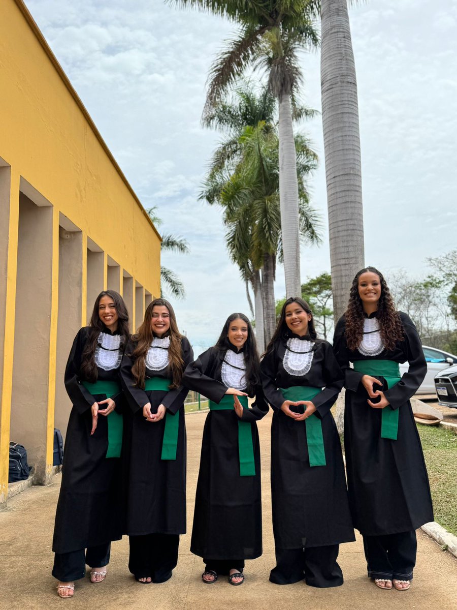 laragbriele's tweet image. falta apenas 3 semanas para irmos embora da escola e morar juntas no coração eucarístico e comer sushi todos os dias ❤️❤️❤️