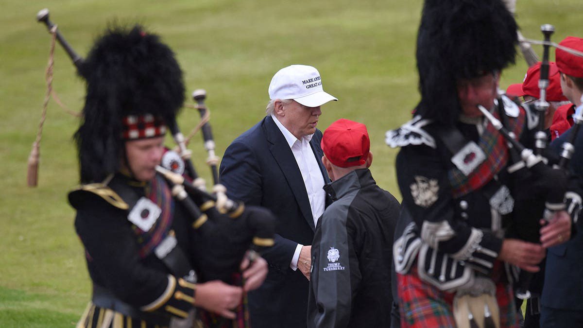 BegoodCarolyn's tweet image. ❤️🖤💙💛🤍💚 #PLAID ☺️
Reminds me of Flannel Friday Comms from BACK IN THE DAY… Those were FUN. 😉😁 

Just what Clan is the most ELEGANT &amp;amp; BEAUTIFUL #FLOTUS , MeLania Trump Showcasing today? Why? 🤔 #InPlainSight #Details #MB #BB #bpd #TBIYTC #TartanManoloBlahnik #TARTAN