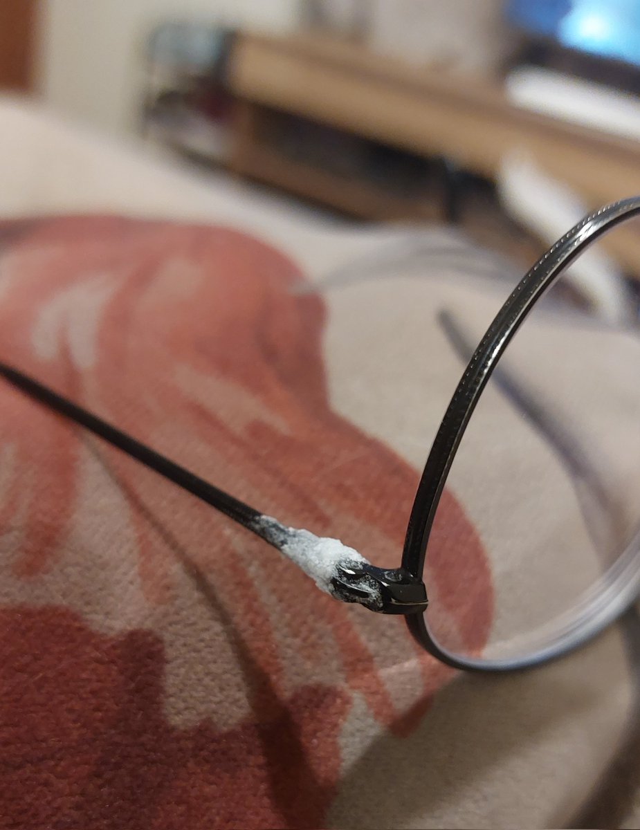 jeniblo_dev's tweet image. meu xuxu salvou colando com cola e bicarbonato, vou lixar e pintar e pronto tá novo