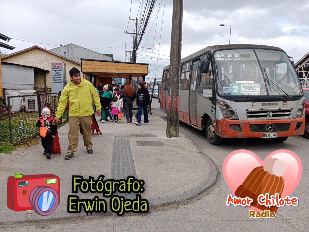 (#Quellón), Imágenes de lo que fue la Fiesta de #Halloween por las calles de nuestra Comuna, disfrazado.
#Halloween2025.