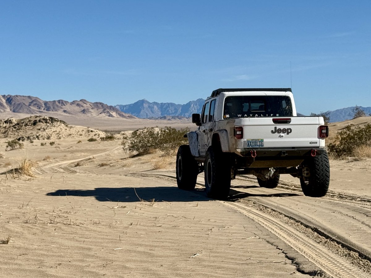 Kicking off the week meandering across the Mojave.
#wayalife #jeep #jeepgladiator #evomfg #nittotires #mojavedesert