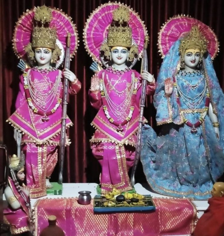 रामभद्राय रामचन्द्राय वेधसे।
रघुनाथाय नाथाय सीताया: पतये नम:॥
आप सभी को मर्यादा पुरुषोत्तम भगवान राम और जगत जननी माता सीता के विवाहोत्सव (विवाह पंचमी) की हार्दिक शुभकामनाएं...
#रामजानकी_विवाह
#विवाह_पंचमी #VivaahPanchami #नीमकाथाना