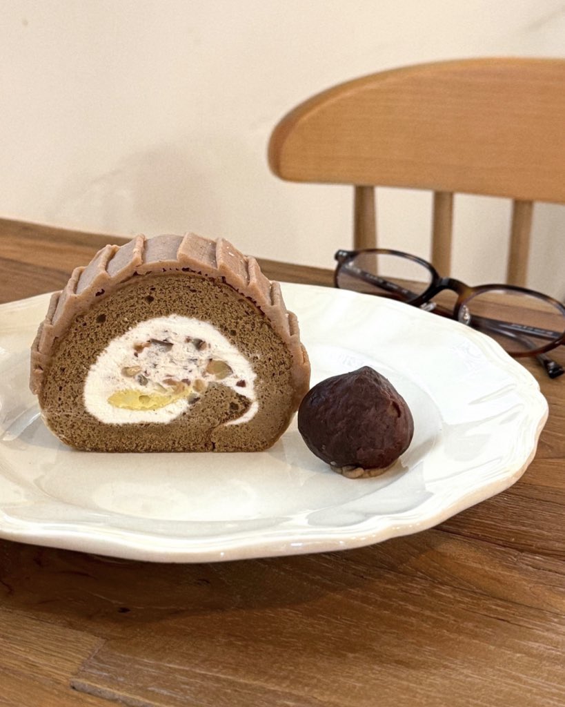 moois_eating's tweet image. 혜화역 · 치읓 ☘︎
- 마롱 푸딩
- 마롱 롤케이크

다시 돌아윤 치읓의 시그니처 푸딩…
여전히 보들보들 달콤해~ ( ⁼̴̤̆ ‧̫ ⁼̴̤̆ )

퐁신하고 단정한 맛의 롤케이크도 좋았다.
바닐라럼이 들어간 크림, 바닐라 파티시에 크림, 밤 크림, 보늬 밤.. 그리고 모든걸 감싸는 호지차 시트!