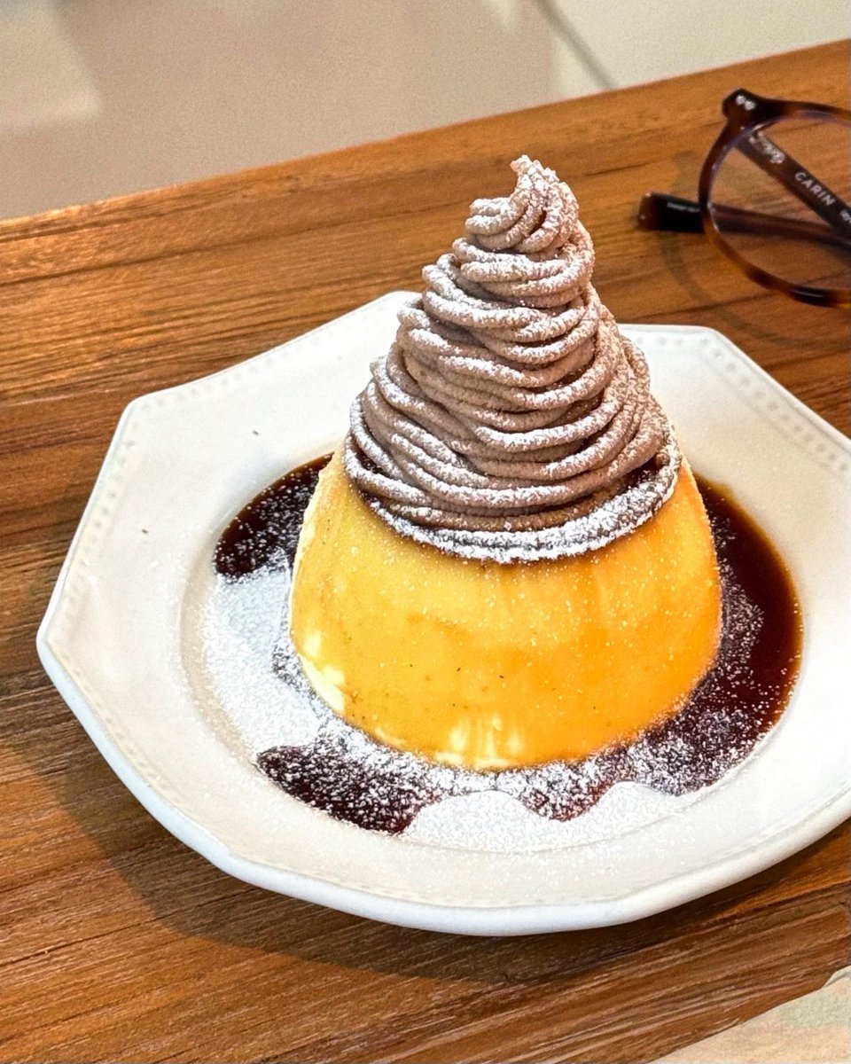 moois_eating's tweet image. 혜화역 · 치읓 ☘︎
- 마롱 푸딩
- 마롱 롤케이크

다시 돌아윤 치읓의 시그니처 푸딩…
여전히 보들보들 달콤해~ ( ⁼̴̤̆ ‧̫ ⁼̴̤̆ )

퐁신하고 단정한 맛의 롤케이크도 좋았다.
바닐라럼이 들어간 크림, 바닐라 파티시에 크림, 밤 크림, 보늬 밤.. 그리고 모든걸 감싸는 호지차 시트!