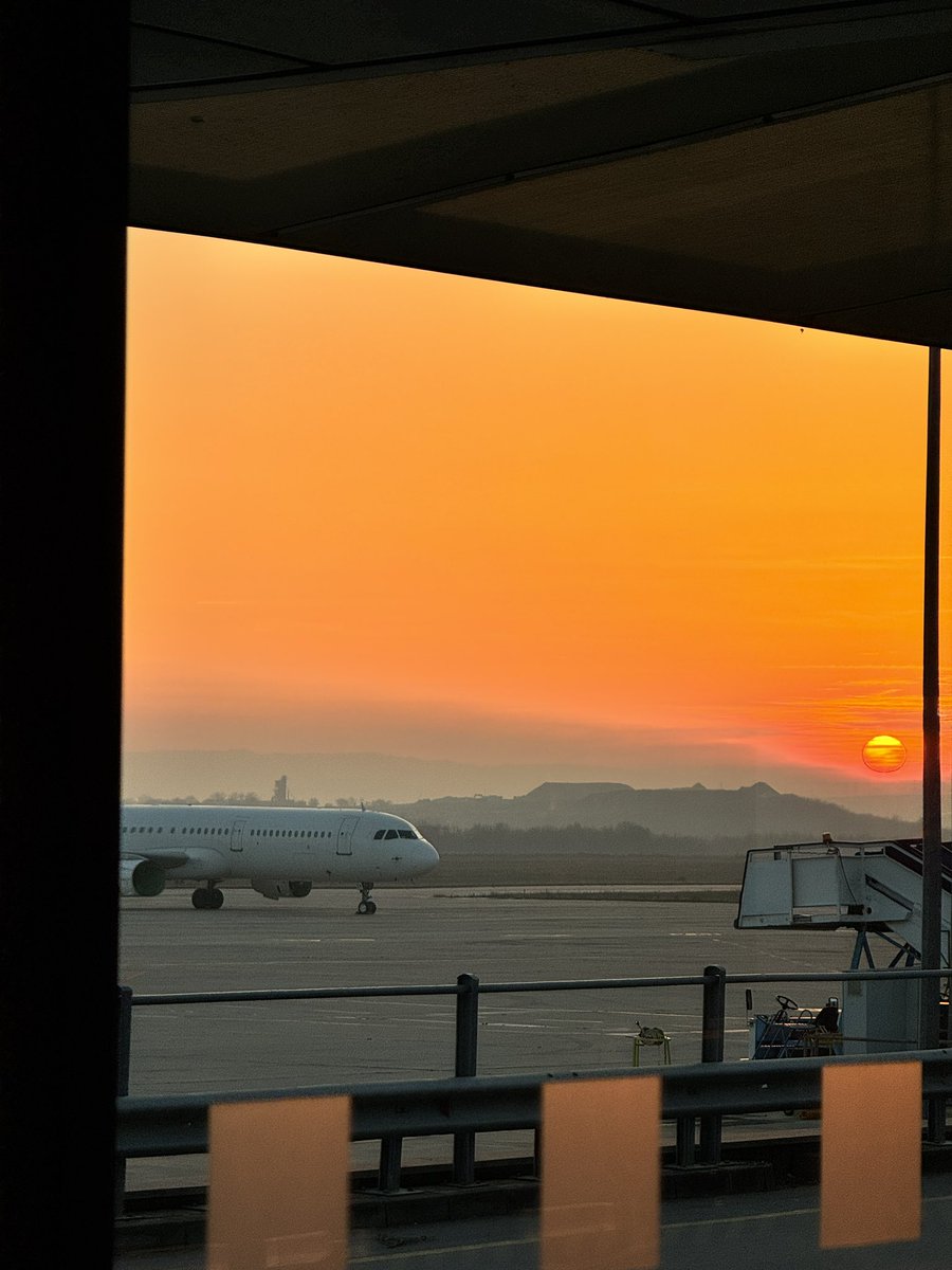 0xSuperKalo's tweet image. Had a blast at DevConnect, as always. The community delivers every time, but not everything was rainbows and butterflies. Here are three things I hope @EFDevcon improves next round 👇

1. Connectivity. Everyone struggles with bad WiFi at conferences, but this time it crossed into…