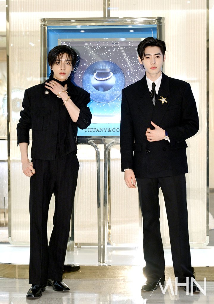 jakeupdateteam's tweet image. 251125 | PHOTO 📸

ENHYPEN&apos;S JAKE AND SUNGHOON attended a photocall for a Jewelry brand held at the Shinsegae Department Store Gangnam branch in Seocho-gu, Seoul on the morning of the 25th.

STARSTRUCK BY JAKEHOON
#JAKEHOONxTiffanyAndCo
#TiffanyDreamsJAKEHOON
#JAKE #SUNGHOON…