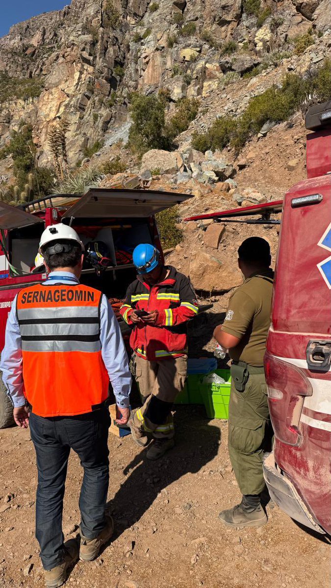 #Noticias #Petorca Desbarrancamiento en El Chalaco dejó a un minero fallecido en horas de esta tarde.
El director regional Christian Orellana y su equipo iniciaron la investigación en terreno La faena no contaba con ningún acto administrativo ante el servicio. Info <a href="/sernageomincl/">Sernageomin</a>