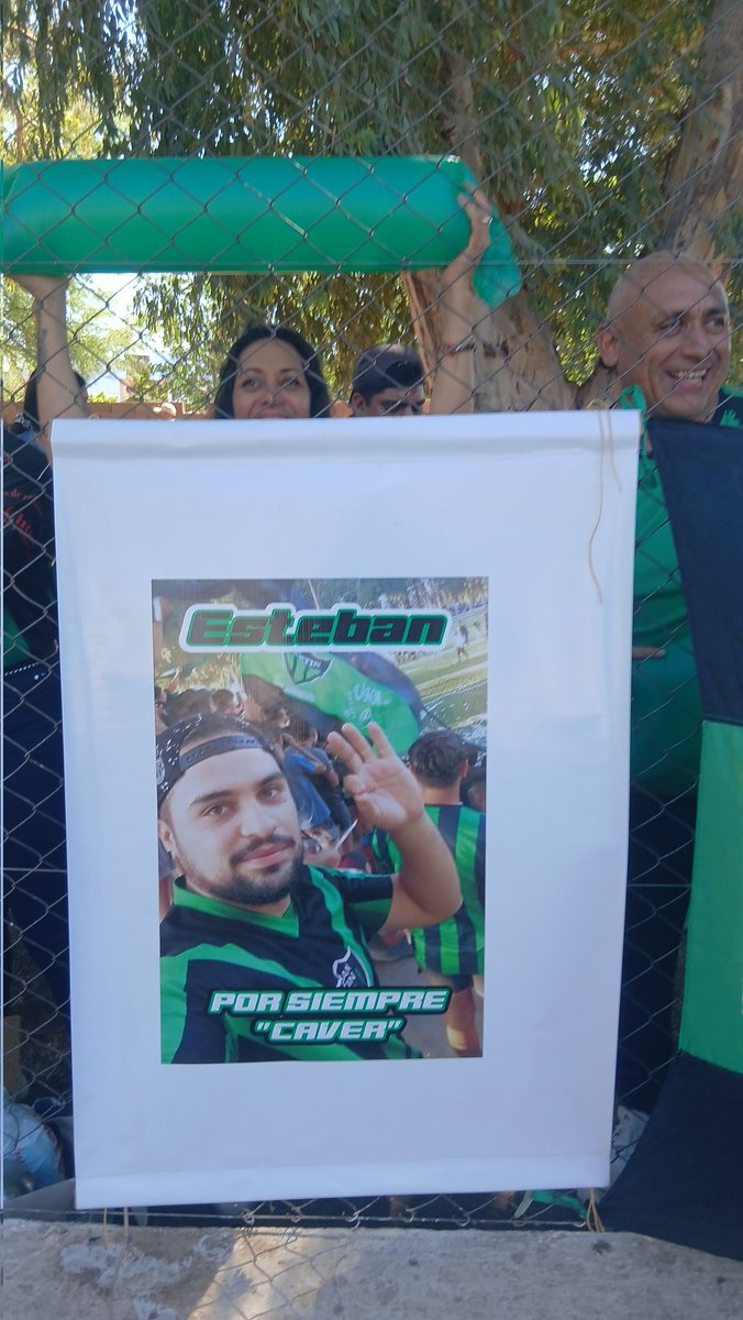 Más de los hinchas de San Martín de Villa Unión alentando al equipo verdinegro en la gran final de la Liga del Oeste Riojano 2025. Link video en YT:
youtube.com/shorts/rulJDq2… #hinchas
