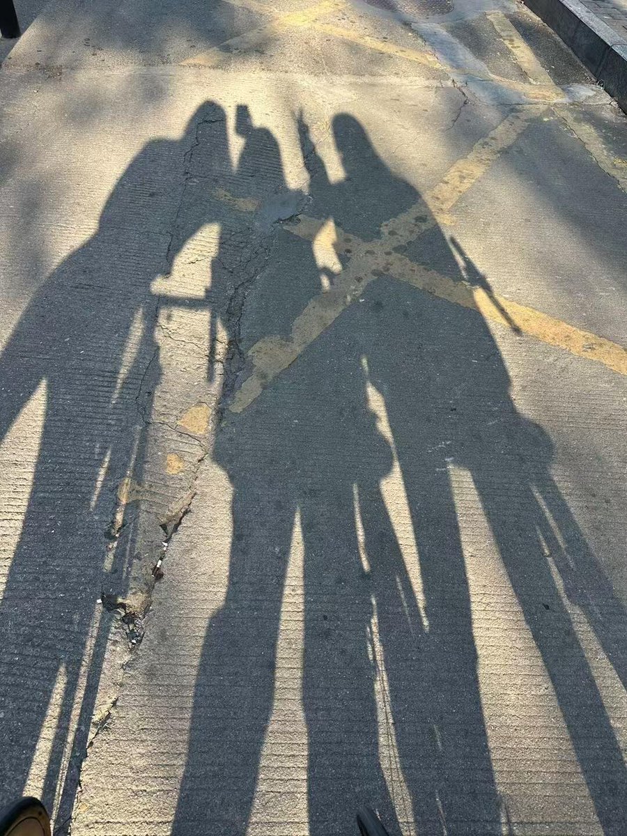 mkumether's tweet image. 最近は日差しがとても心地よくて、気分もとてもいいです。朝に友達と一緒に運動するのが好きなんです。😊