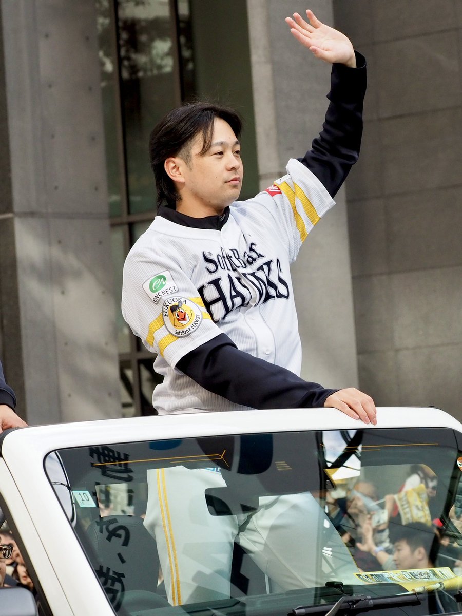 hawks_suito8939's tweet image. 昨日のホークス日本一優勝パレード✨🥇🏆✨
#近藤健介 
#川瀬晃 
#sbhawks