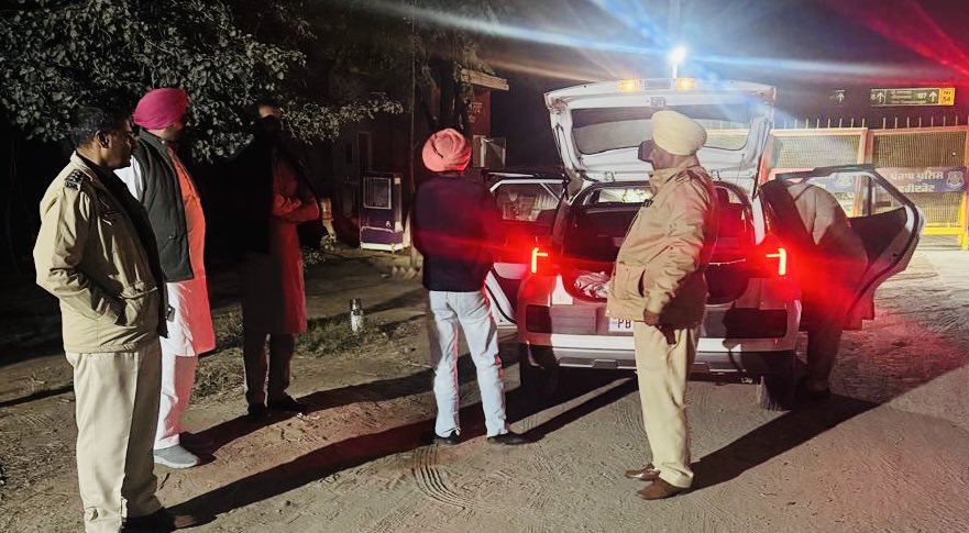 FaridkotPolice's tweet image. ਮਜ਼ਬੂਤ ​​ਨਾਕਾਬੰਦੀਆਂ 🚧 | ਚੌਕਸ ਗਸ਼ਤ 🚓 | ਰਿਸਪੌਂਸ ਟੀਮਾਂ ਨਾਲ ਹਰ ਰਾਤ ਸੁਰੱਖਿਅਤ 🚨

ਫਰੀਦਕੋਟ ਪੁਲਿਸ ਵੱਲੋਂ ਨਾਕਿਆਂ, ਗਸ਼ਤ ਅਤੇ ਪੀ.ਸੀ.ਆਰ ਮੋਟਰਸਾਈਕਲਾਂ ਰਾਹੀਂ ਸਖ਼ਤ ਨਿਗਰਾਨੀ। ਜੀ.ਓ ਅਤੇ ਐਸ.ਐਚ.ਓ ਪੁਲਿਸ ਸਟੇਸ਼ਨਾਂ ਅਤੇ ਰਾਤ ਦੀ ਡਿਊਟੀ ਦਾ ਨਿਰੀਖਣ ਕਰਦੇ ਹਨ, ਸਹੀ ਮਾਰਗਦਰਸ਼ਨ ਅਤੇ ਸੁਰੱਖਿਅਤ ਰਾਤ ਲਈ ਵਧੇਰੇ ਚੌਕਸੀ ਨੂੰ ਯਕੀਨੀ…