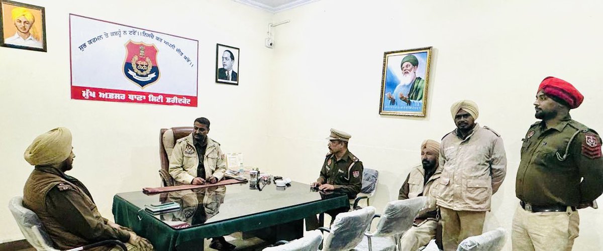 FaridkotPolice's tweet image. ਮਜ਼ਬੂਤ ​​ਨਾਕਾਬੰਦੀਆਂ 🚧 | ਚੌਕਸ ਗਸ਼ਤ 🚓 | ਰਿਸਪੌਂਸ ਟੀਮਾਂ ਨਾਲ ਹਰ ਰਾਤ ਸੁਰੱਖਿਅਤ 🚨

ਫਰੀਦਕੋਟ ਪੁਲਿਸ ਵੱਲੋਂ ਨਾਕਿਆਂ, ਗਸ਼ਤ ਅਤੇ ਪੀ.ਸੀ.ਆਰ ਮੋਟਰਸਾਈਕਲਾਂ ਰਾਹੀਂ ਸਖ਼ਤ ਨਿਗਰਾਨੀ। ਜੀ.ਓ ਅਤੇ ਐਸ.ਐਚ.ਓ ਪੁਲਿਸ ਸਟੇਸ਼ਨਾਂ ਅਤੇ ਰਾਤ ਦੀ ਡਿਊਟੀ ਦਾ ਨਿਰੀਖਣ ਕਰਦੇ ਹਨ, ਸਹੀ ਮਾਰਗਦਰਸ਼ਨ ਅਤੇ ਸੁਰੱਖਿਅਤ ਰਾਤ ਲਈ ਵਧੇਰੇ ਚੌਕਸੀ ਨੂੰ ਯਕੀਨੀ…