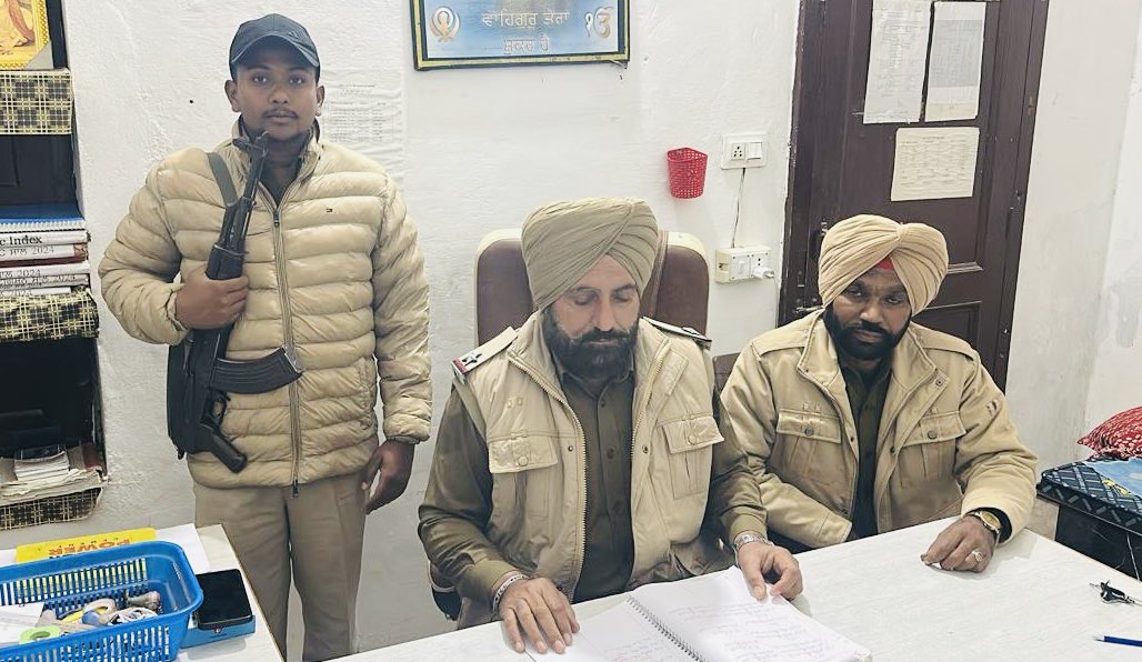 FaridkotPolice's tweet image. ਮਜ਼ਬੂਤ ​​ਨਾਕਾਬੰਦੀਆਂ 🚧 | ਚੌਕਸ ਗਸ਼ਤ 🚓 | ਰਿਸਪੌਂਸ ਟੀਮਾਂ ਨਾਲ ਹਰ ਰਾਤ ਸੁਰੱਖਿਅਤ 🚨

ਫਰੀਦਕੋਟ ਪੁਲਿਸ ਵੱਲੋਂ ਨਾਕਿਆਂ, ਗਸ਼ਤ ਅਤੇ ਪੀ.ਸੀ.ਆਰ ਮੋਟਰਸਾਈਕਲਾਂ ਰਾਹੀਂ ਸਖ਼ਤ ਨਿਗਰਾਨੀ। ਜੀ.ਓ ਅਤੇ ਐਸ.ਐਚ.ਓ ਪੁਲਿਸ ਸਟੇਸ਼ਨਾਂ ਅਤੇ ਰਾਤ ਦੀ ਡਿਊਟੀ ਦਾ ਨਿਰੀਖਣ ਕਰਦੇ ਹਨ, ਸਹੀ ਮਾਰਗਦਰਸ਼ਨ ਅਤੇ ਸੁਰੱਖਿਅਤ ਰਾਤ ਲਈ ਵਧੇਰੇ ਚੌਕਸੀ ਨੂੰ ਯਕੀਨੀ…