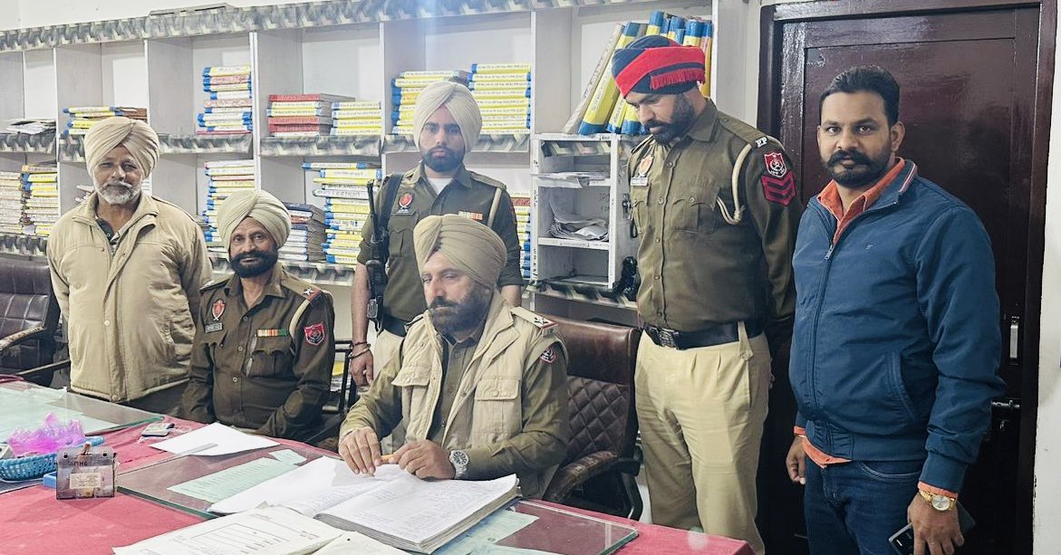 FaridkotPolice's tweet image. ਮਜ਼ਬੂਤ ​​ਨਾਕਾਬੰਦੀਆਂ 🚧 | ਚੌਕਸ ਗਸ਼ਤ 🚓 | ਰਿਸਪੌਂਸ ਟੀਮਾਂ ਨਾਲ ਹਰ ਰਾਤ ਸੁਰੱਖਿਅਤ 🚨

ਫਰੀਦਕੋਟ ਪੁਲਿਸ ਵੱਲੋਂ ਨਾਕਿਆਂ, ਗਸ਼ਤ ਅਤੇ ਪੀ.ਸੀ.ਆਰ ਮੋਟਰਸਾਈਕਲਾਂ ਰਾਹੀਂ ਸਖ਼ਤ ਨਿਗਰਾਨੀ। ਜੀ.ਓ ਅਤੇ ਐਸ.ਐਚ.ਓ ਪੁਲਿਸ ਸਟੇਸ਼ਨਾਂ ਅਤੇ ਰਾਤ ਦੀ ਡਿਊਟੀ ਦਾ ਨਿਰੀਖਣ ਕਰਦੇ ਹਨ, ਸਹੀ ਮਾਰਗਦਰਸ਼ਨ ਅਤੇ ਸੁਰੱਖਿਅਤ ਰਾਤ ਲਈ ਵਧੇਰੇ ਚੌਕਸੀ ਨੂੰ ਯਕੀਨੀ…