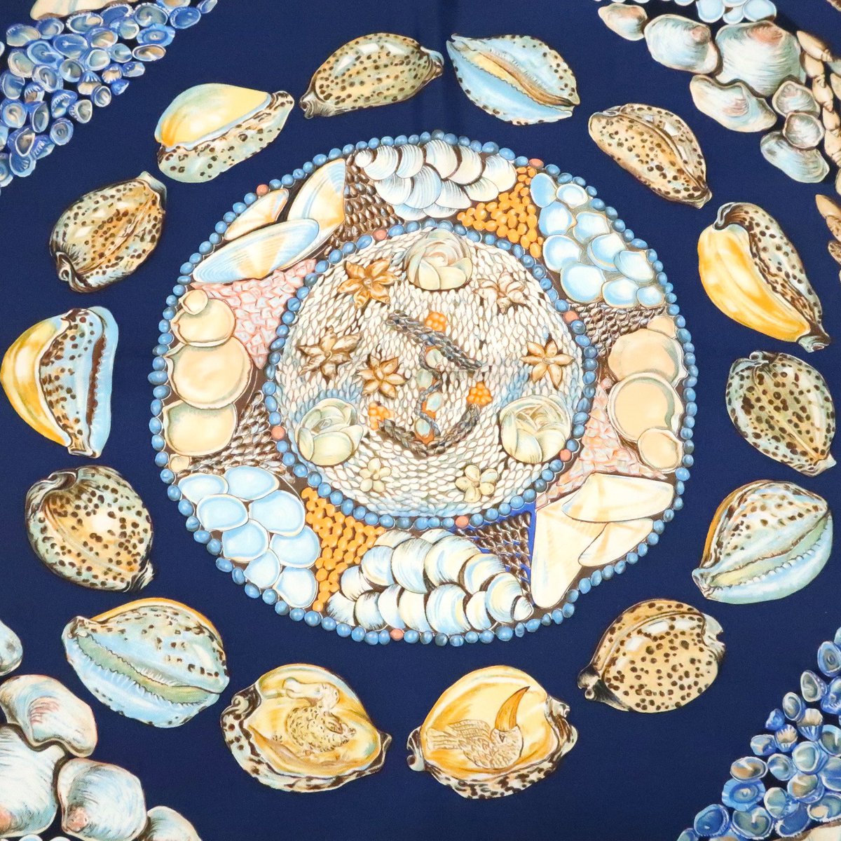 HERMES 貝殻デザイン スカーフ 本日、エルメスのスカーフが入荷しました🎉 色んな形の貝殻です🐚🐚🐚🐚