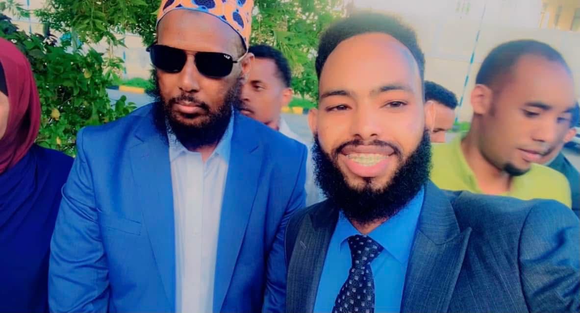 Jigjigamedia's tweet image. Abdinur Nihaye Ahmed, originally from Somalia, entered the USA illegally in 2023 via Mexico. He has been accused of being a member of the Alshabab terrorist group, and there are photos of him with Mukhtar Robow Abu Mansuur, a former deputy of Alshabab. This individual should not…