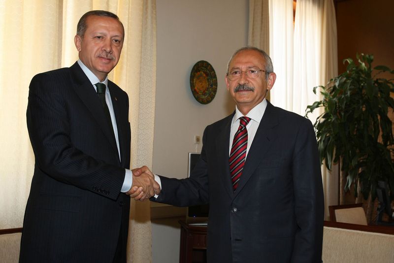 KaradenizSefiri's tweet image. Kemal Kılıçdaroğlu&apos;nun son videosuna yaklaşık 10 milyondan fazla bot izlenme atıldı.

Kurultaydan sonra tüm klik ağı ve kripto yapısının köküne kadar temizleneceğini çok iyi biliyor.

Son algı yaratma çırpınışları...