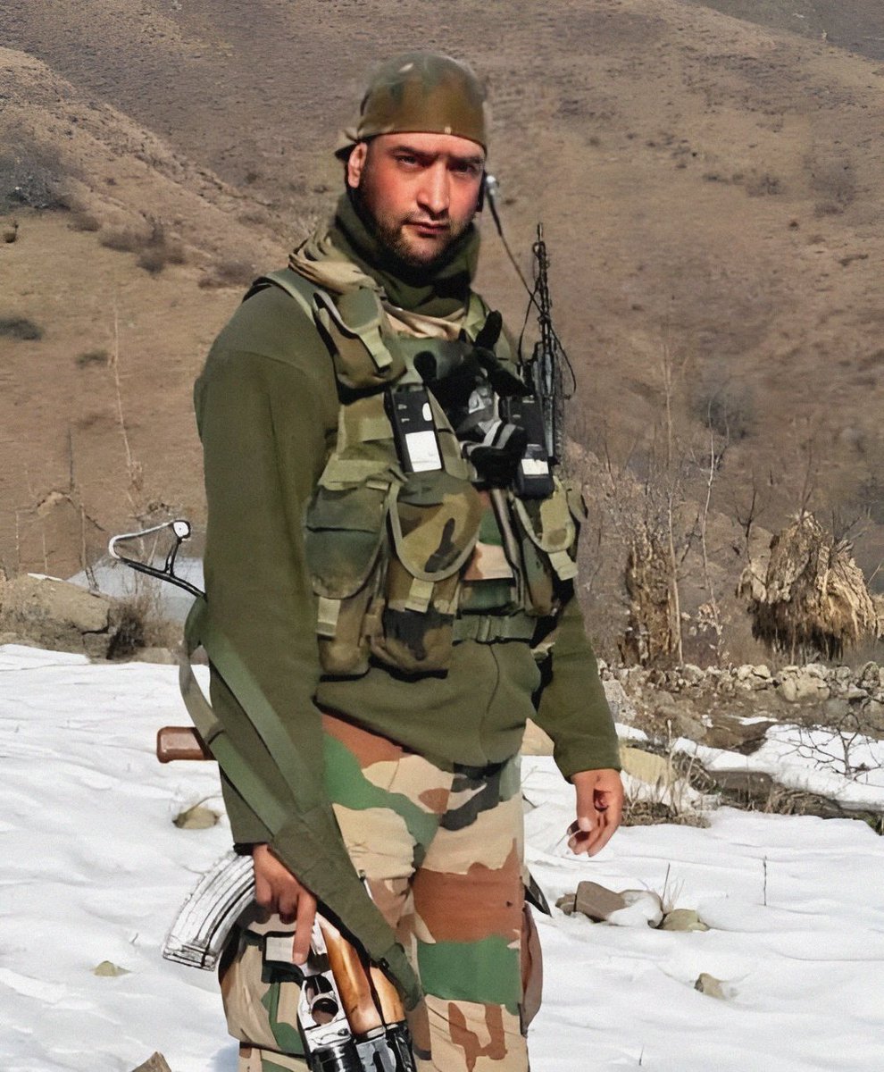TigerCharlii's tweet image. On November 25,2018,
India lost Braveheart 

L/Nk Nazir Ahmad Wani
Ashok Chakra (P),SM**
34RR / 162 Inf Bn (TA)
From : Jammu &amp;amp; Kashmir 

He made supreme sacrifice fighting #Pakistan terrorists in Shopian encounter 
Salute 🇮🇳 
#IndianArmy