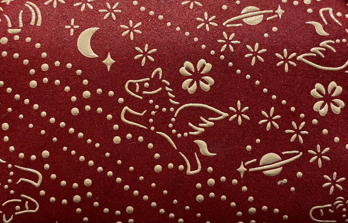 🎠✨新商品✨🎠
大変お待たせ致しました🐎
毎年大人気の干支柄が本日から発売になりました🎉🐴🎉
「物事がウマくいく」など縁起の良い柄です😌是非身につけてお使い下さい！
数量限定🥕色は赤革×白漆、紺革×白漆の２色です。
#印伝 #東京駅 #グランスタ店 #干支 #午
#馬 #かわいい #御年賀 #ギフト