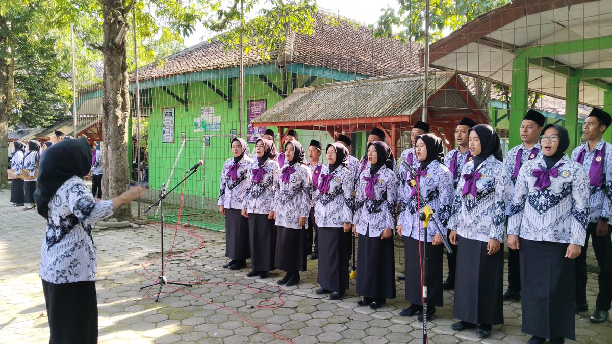 Selasa, 25 November 2025. Camat Bogorejo, Bpk Ruswanto, S.T. mengikuti Upacara Hari Ulang Tahun PGRI Ke-80 &amp; HGN Tahun 2025 yang bertempat di SMPN 1 Bogorejo.

@ariefrohman838 
<a href="/sri/">Sri Kadimisetty</a>.setyorinii 
<a href="/komang/">I komang</a>.gede.irawadi 
@pemkabblora