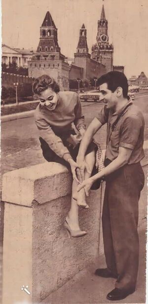 المجموعة دي جميلة قوي.. يوسف شاهين وماجدة بيتفسحوا في موسكو ايام عرض فيلم (جميلة) في مهرجان ٥٩