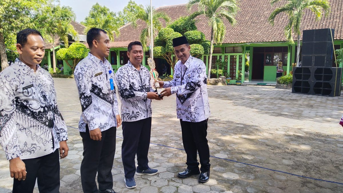 Bpk Camat Bogorejo berkenan menyerahkan penghargaan kejuaraan Tenis Meja Cabang Bogorejo.

@ariefrohman838 
<a href="/sri/">Sri Kadimisetty</a>.setyorinii 
<a href="/komang/">I komang</a>.gede.irawadi 
@pemkabblora.