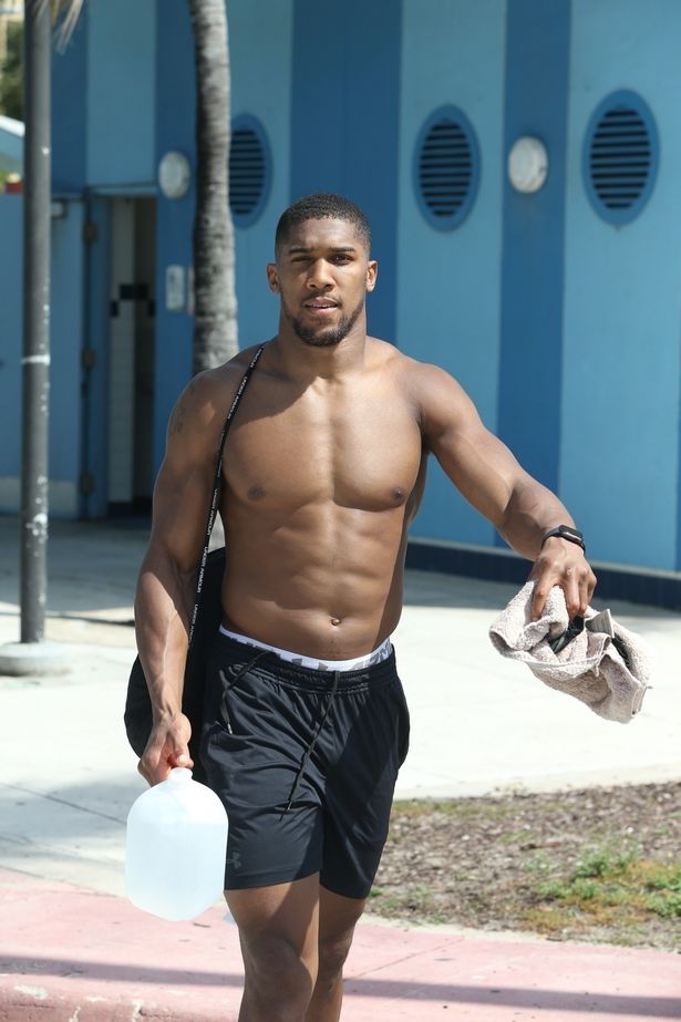 PlusSizeCaity's tweet image. ¡Dios mío! ¡Este hombre es tan sexy! ¡Tengo muchísimas ganas de que me reclame!

O Bondye mwen! Nonm sa a tèlman sexy! Mwen ta renmen l pran m pou li!