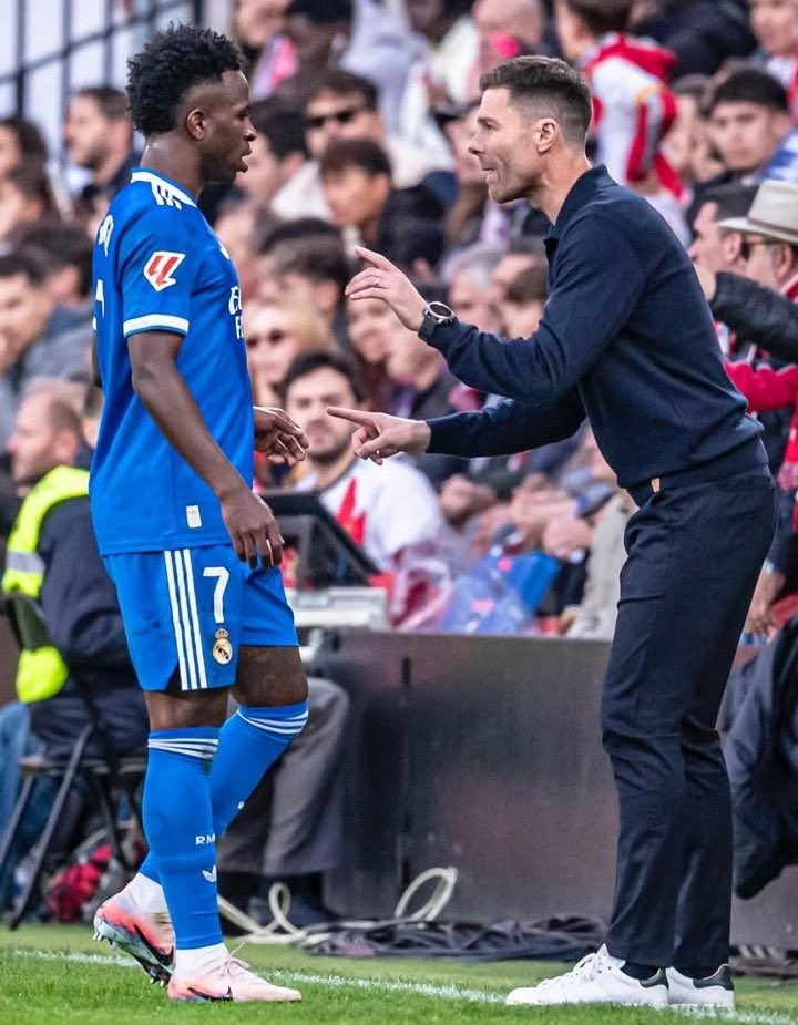 SeputarMadrid's tweet image. 🚨 BREAKING: Vinícius Júnior telah memberi tahu Florentino Pérez bahwa ia tidak ingin memperpanjang kontraknya dengan Real Madrid selama hubungannya dengan Xabi Alonso masih bermasalah. 

Proses perpanjangan kontrak Vini Jr. dengan Real Madrid saat ini TERHENTI. 

Sang pemain…