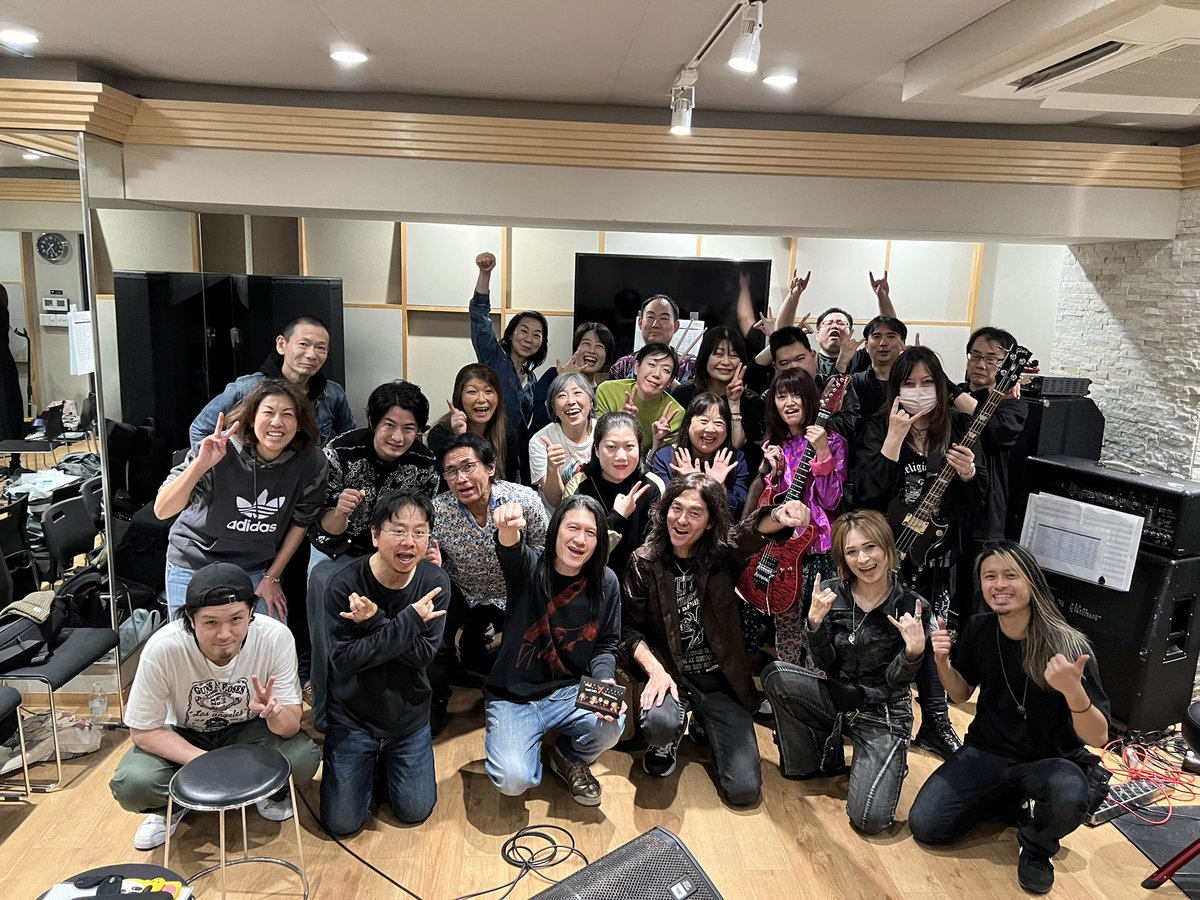 hadakanekutai's tweet photo. 大人のロックセッション7周年
盛大に盛り上がりました！

ご参加の皆さんありがとうございました！

来年もヨロシクお願いしますー！

よろしければロックコミュニティの
ロック研もヨロシクお願いします🎸

https://t.co/nuYNyA6hSp https://t.co/1ZCpIGZLql