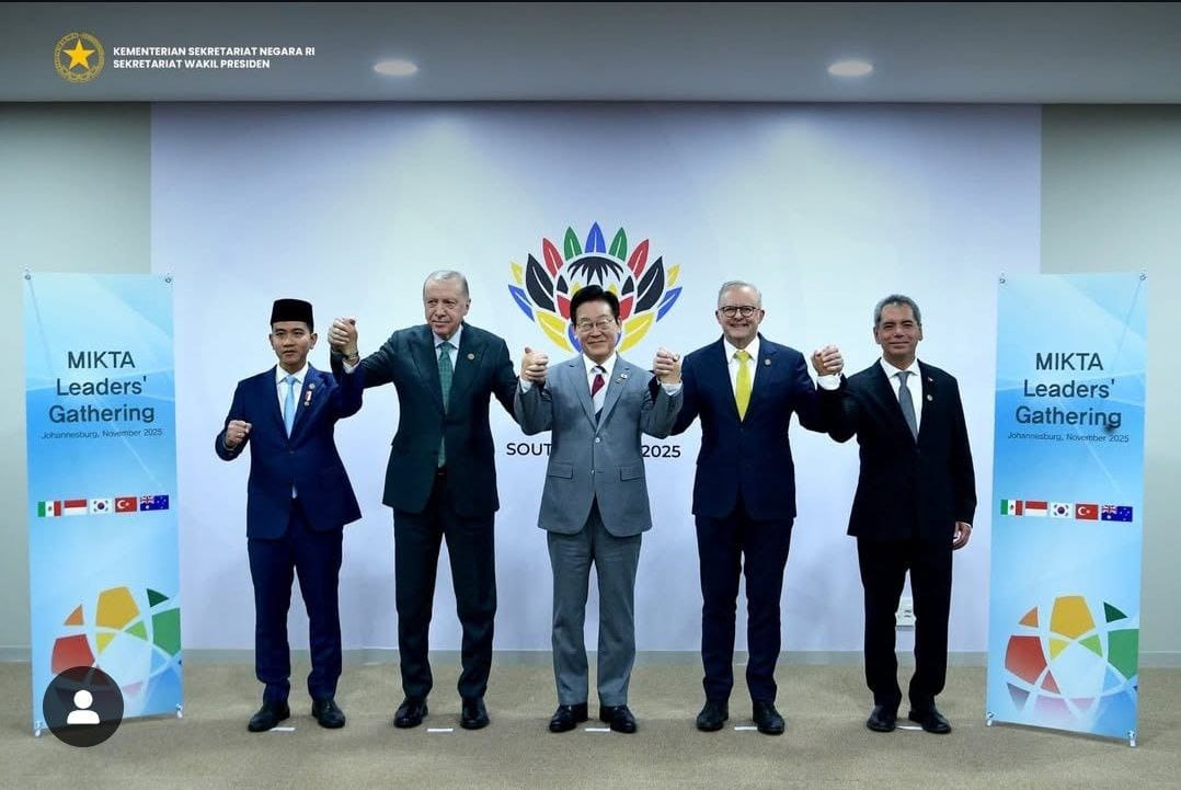 Wapres Gibran di sesi kedua KTT G20 di Johannesburg Expo Center Afrika Selatan menegaskan fokus utama pemerintah Presiden Prabowo Tiga pilar penting pembangunan yang jadi prioritas ketahanan energi, air, dan pangan Ini adalah fondasi kuat untuk masa depan Indonesia yang mandiri.