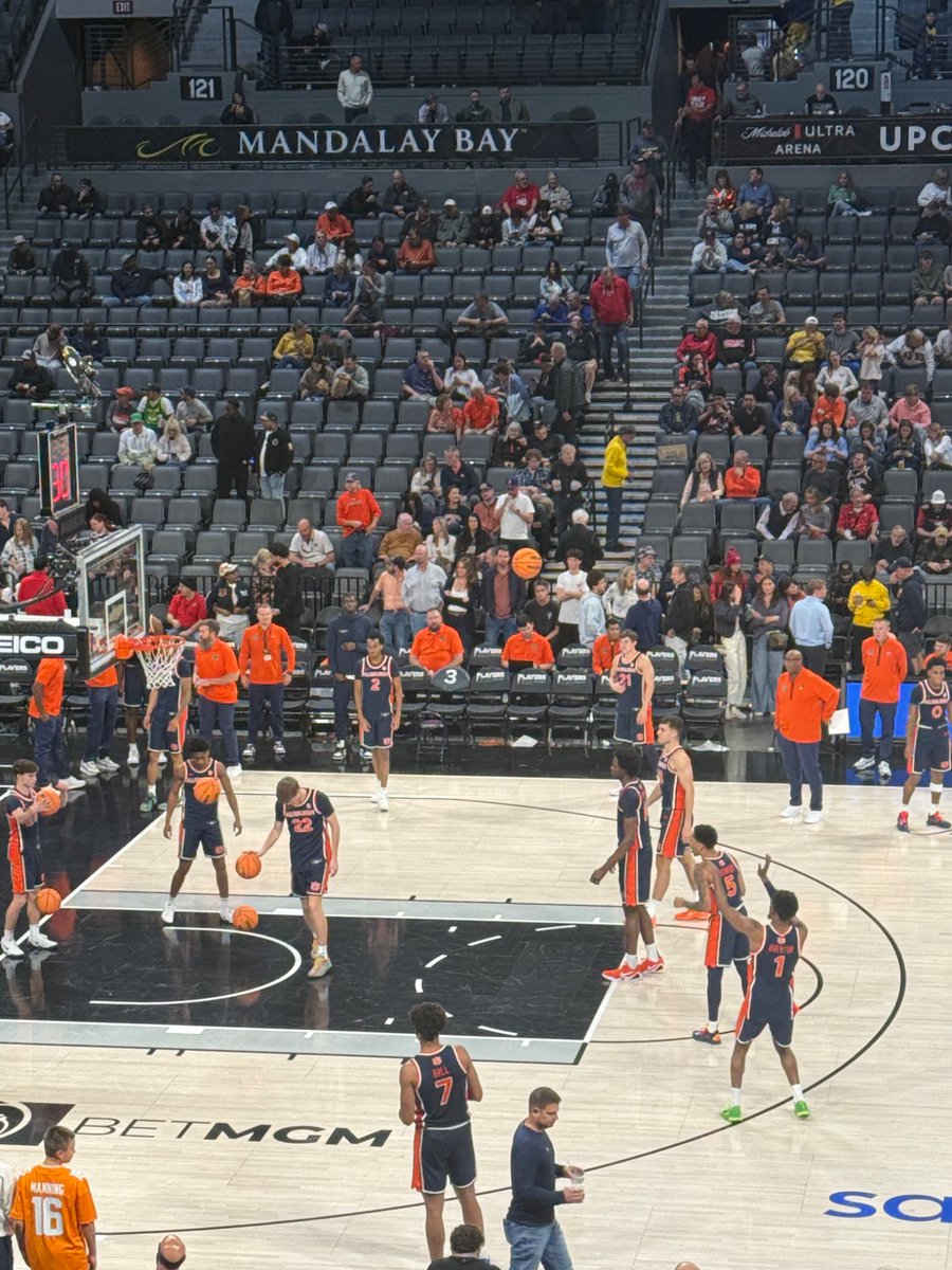 dawn_devitt's tweet photo. @macyfinck Working on it. #halftime https://t.co/PEoGBFOXRy