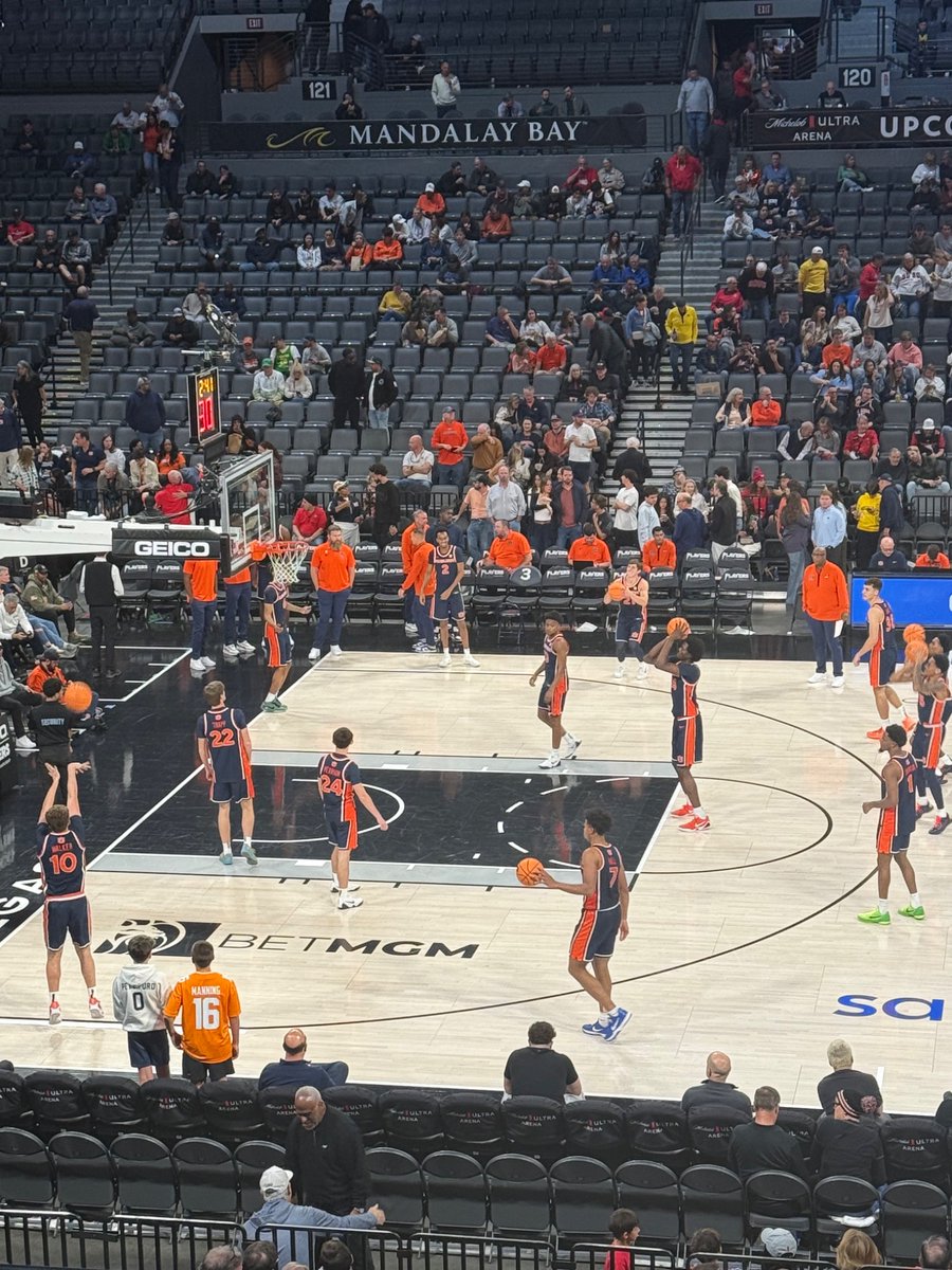 dawn_devitt's tweet photo. @macyfinck Working on it. #halftime https://t.co/PEoGBFOXRy