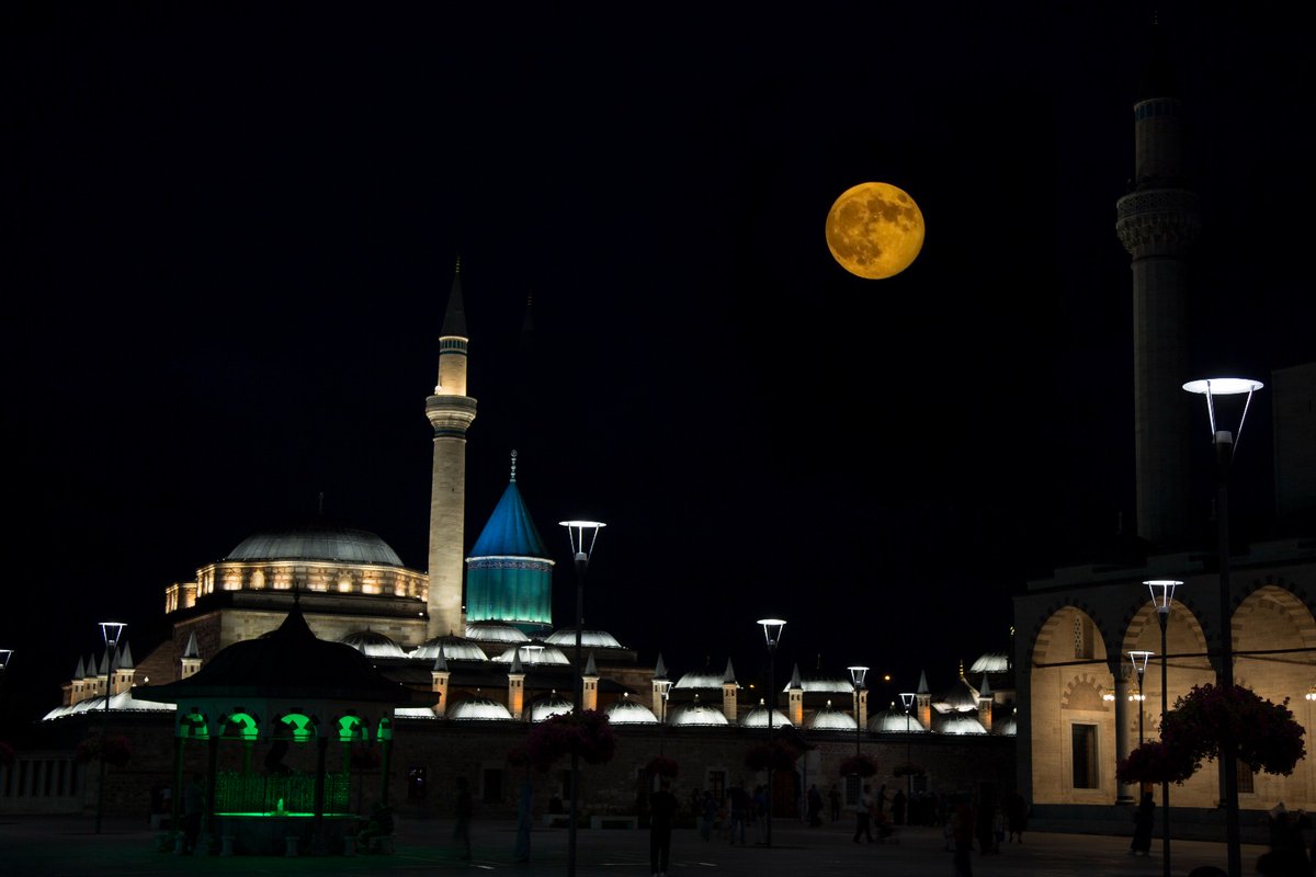 Düşüncelerinden uyur, onlardan vazgeçersen Ashab-ı Kehf’ten sayılırsın, düşüncelerden mukaddes, münezzeh bir nur kesilirsin, ne olur bu hale gelsen.
Hz. Pir Mevlâna (k.s)
