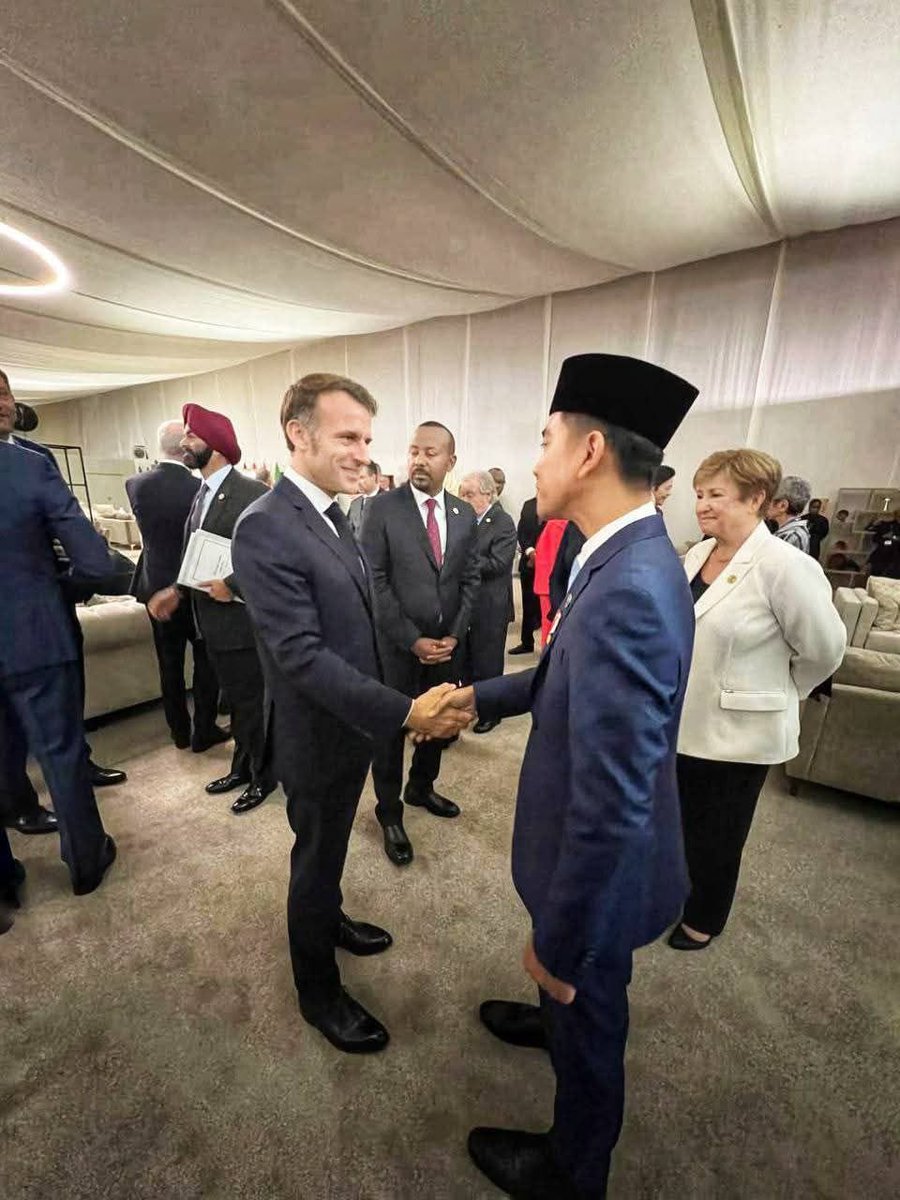 Investasi strategis masa depan bangsa! Dalam pidatonya di KTT G20, Wapres Gibran menyoroti ketahanan pangan. Program Makan Bergizi Gratis (MBG) menjadi salah satu program prioritas yang akan memperkuat sumber daya manusia Indonesia. Komitmen nyata untuk generasi mendatang