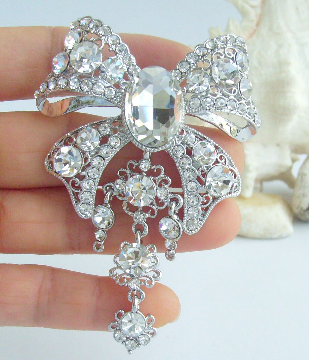 Zeepoffine's tweet image. Introducing our stunning bowknot brooch, crafted with sparkling rhinestones. Perfect for your clothes or as part of a bridal bouquet, or even as a unique cake topper for birthdays and celebrations. etsy.com/listing/430943… #BowknotBrooch #RhinestoneBrooch #BridalAccessories