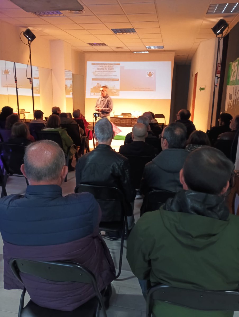 Fotos de la presentación de "Extremadura contra el olvido" el sábado en el Centro social 25 de marzo de Badajoz