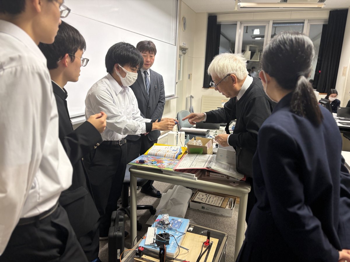 Iwate_ilc's tweet image. 👨🏼‍🏫専門家による事前指導⑤
盛岡第一高校「ジグゾニア」🧩

ジグソーパズルを組み立てるロボットを開発したい✨
パズルピースをAIカメラで解析している途中...
AIのおせっかい(自動補正)で赤と緑の区別がつかなくなってしまった...のが悩み。
カメラを替えるか？2色に絞るか？当日が楽しみです🥳