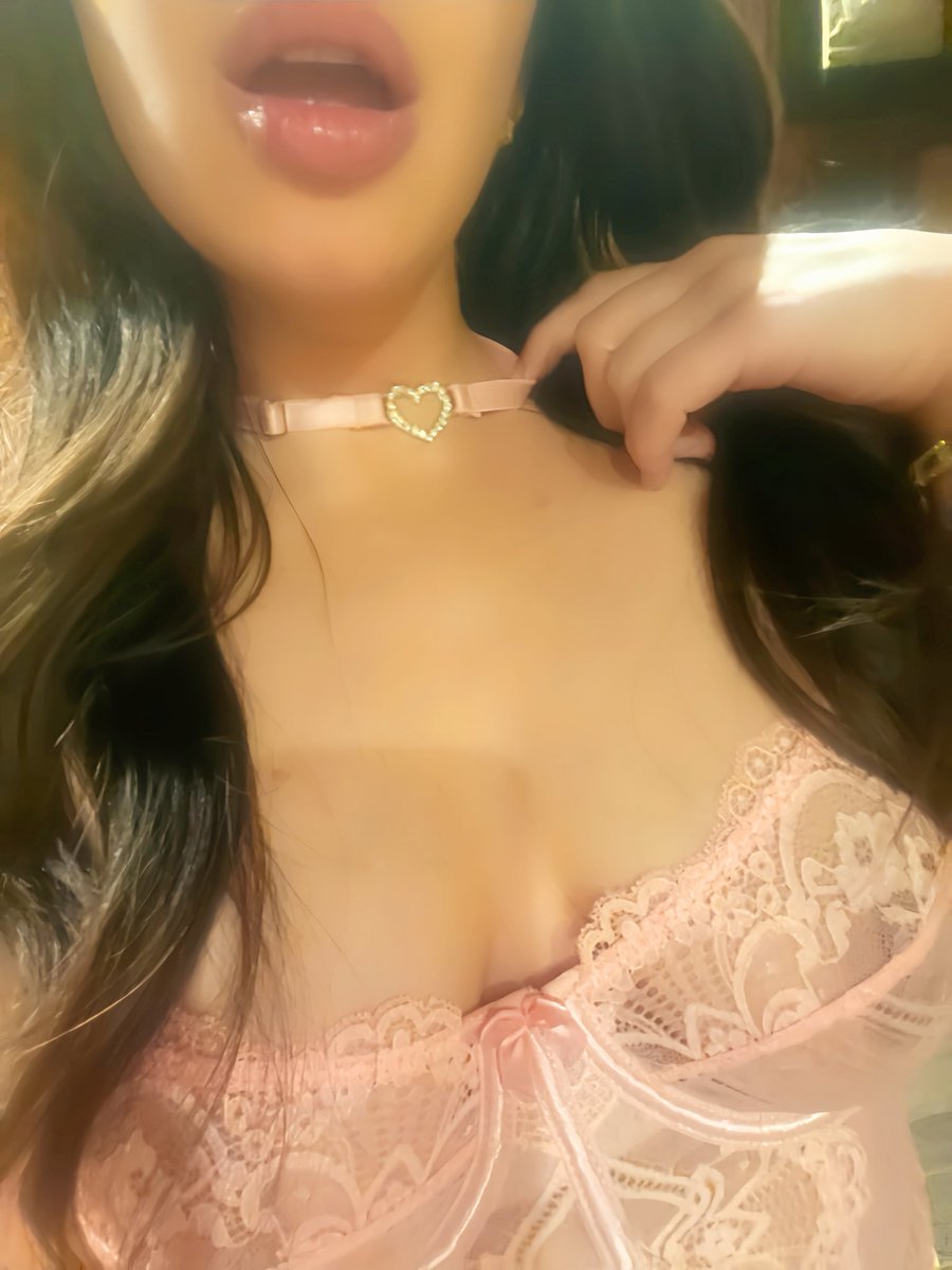 jessiebaby6969's tweet photo. That perfect mix of sexy &amp; sweet, like a sugary sweet lollipop I’ll melt your stress away 👄 #purespa #premierspa #daddysgirl #playmate #prettyinpink #curvy #bet365  @WG6Canada https://t.co/sBYQfRHTlO