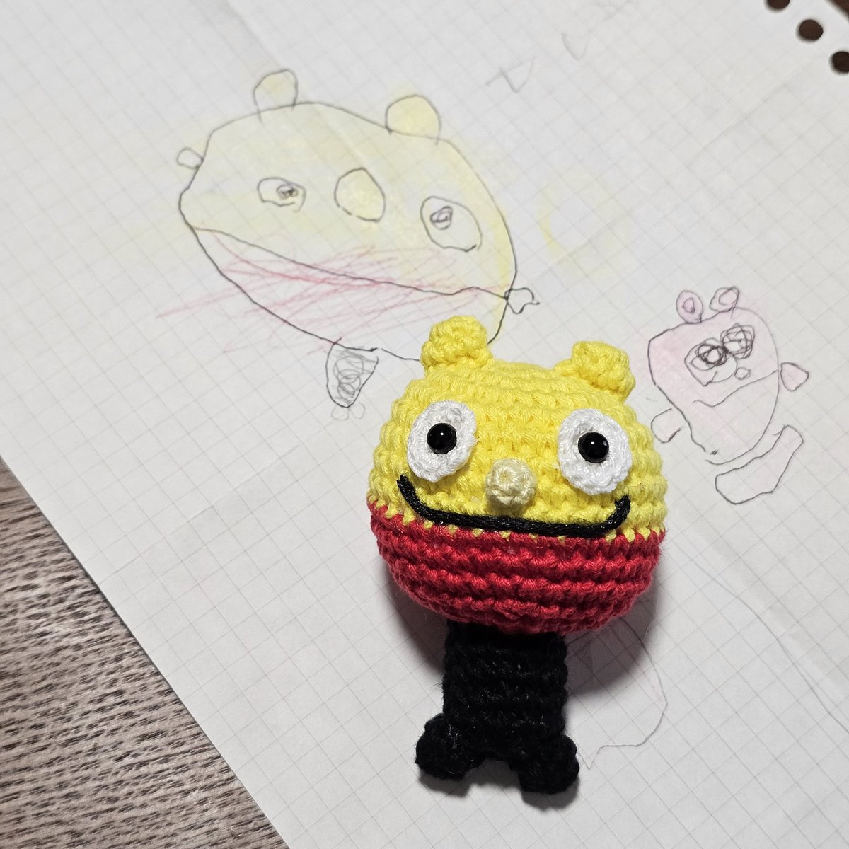 negima_knitting's tweet photo. 次女(4)が最近よく描いてる絵があるんだけど
色塗りしてもらったからあみぐるみにしてみた✨

顔の横から手がはえてるんだけど、ホントにそこ付けていいのかい？ https://t.co/bgEUruehER