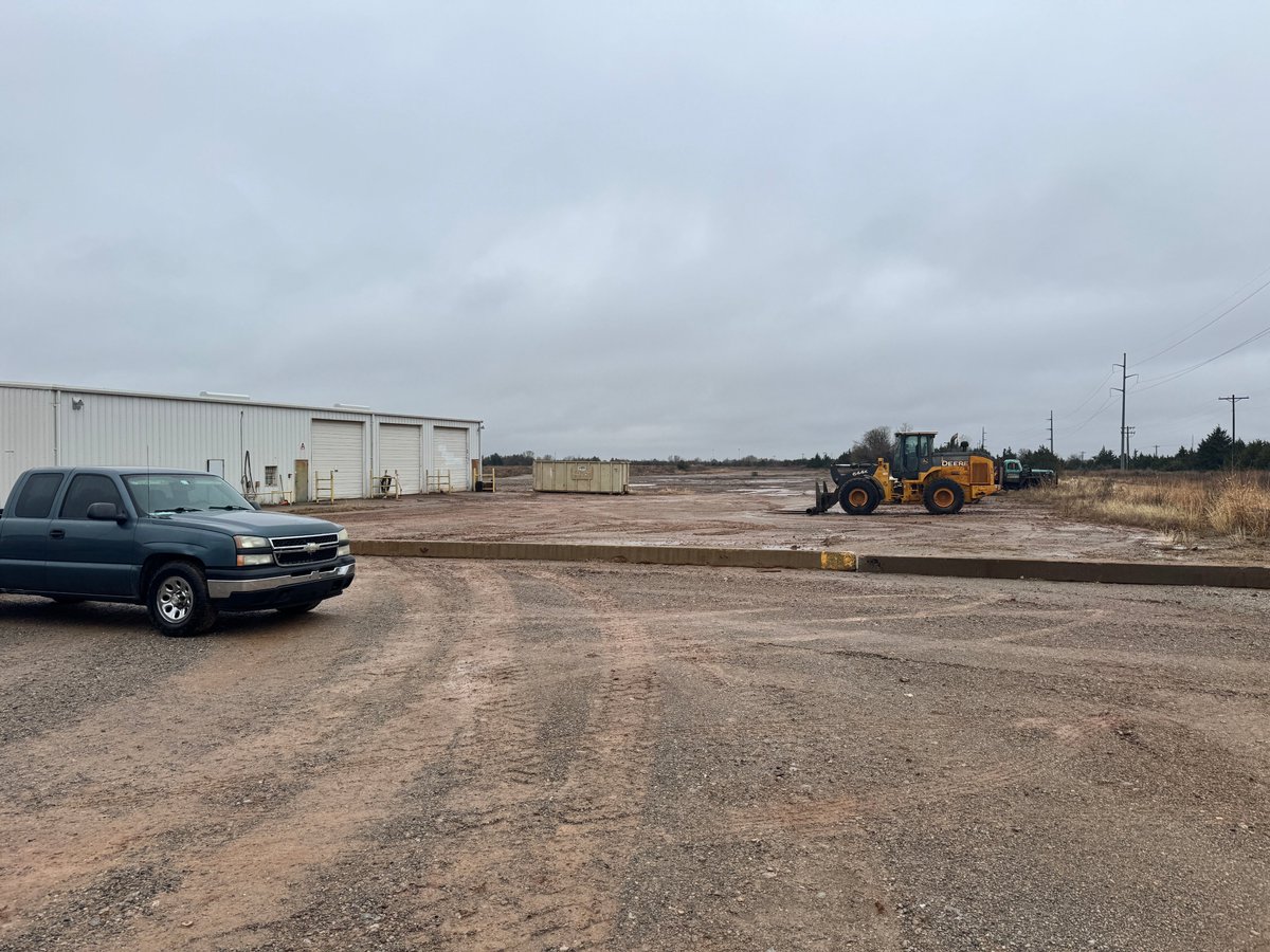 hackdba's tweet image. Shutting down our Edmond yard today sucked. There used to be buildings back to that tree line. Fun fact this yard held 7 - 10% of the worlds drill pipe back in the 70&apos;s.