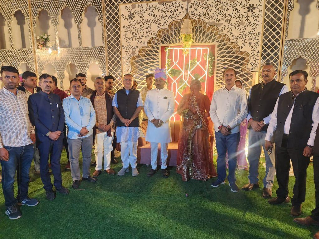 SSKharaBJP's tweet image. गत रात्रि डोली गाँव में श्री थानसिंह जी राजपुरोहित के विवाह समारोह में शामिल होकर शुभकामनाएँ प्रेषित की।