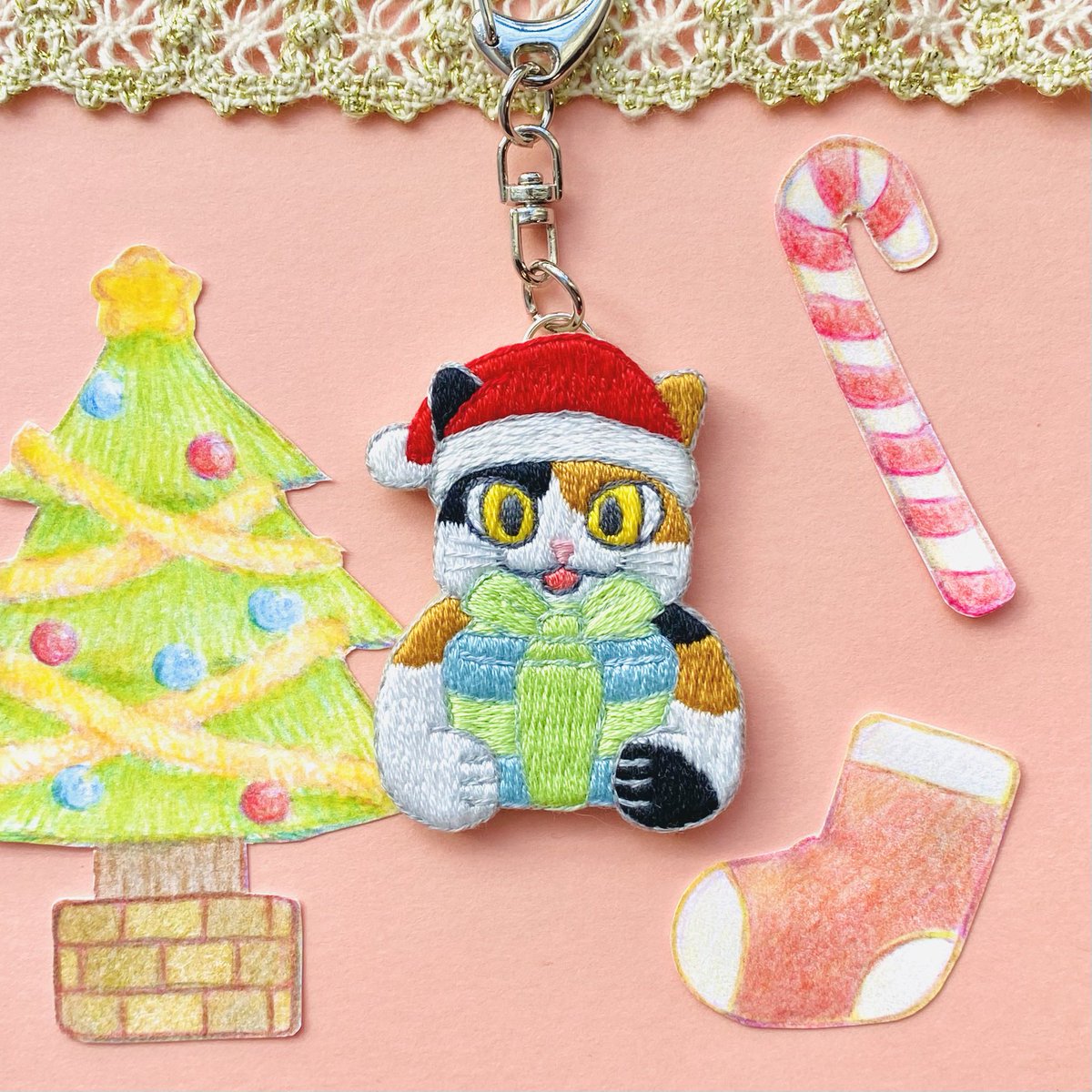 11/10までNO.2952☆ぐで猫 クリスマス ハンドメイドキーホルダー 🎄クリスマスねこ刺繍キーホルダー【三毛猫】🎁 ⬇️minne販売ページ