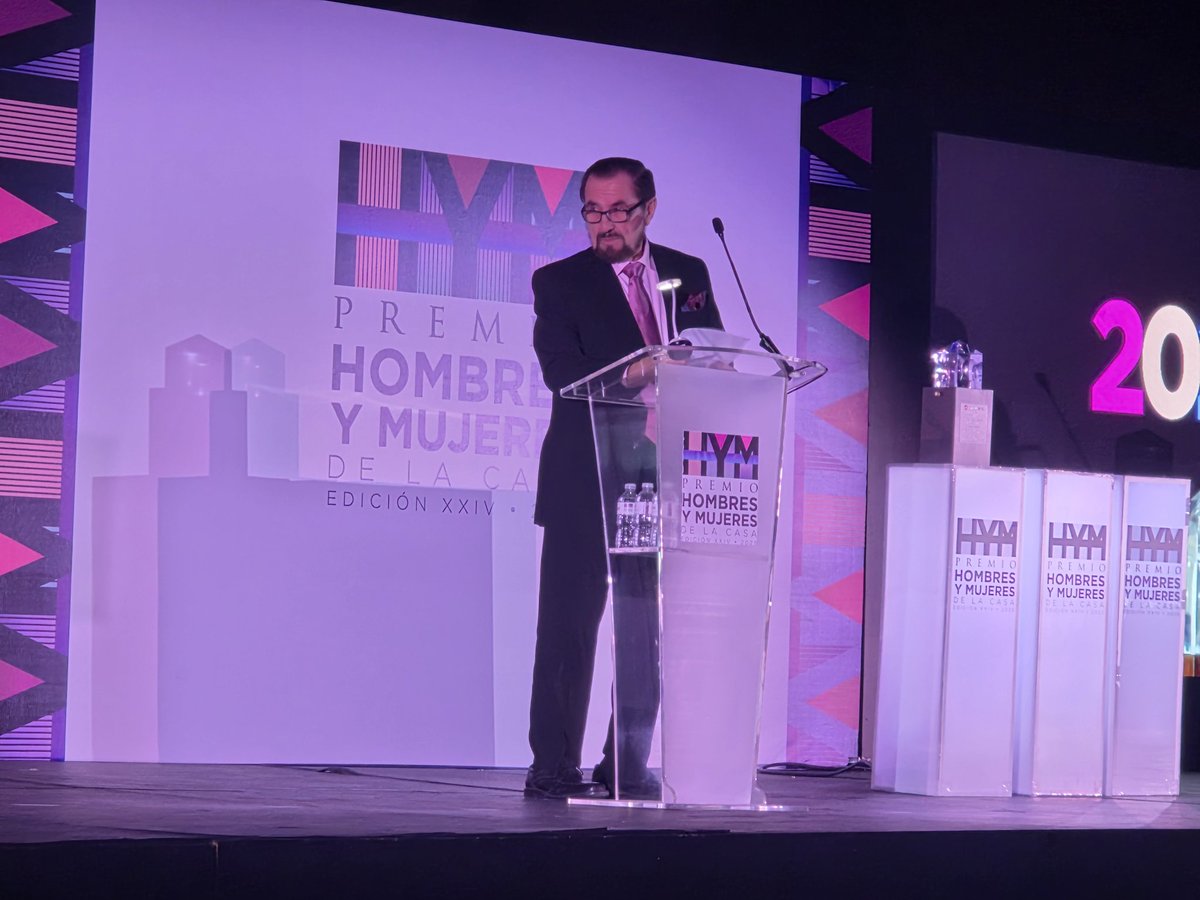 #AlMomento | Germán Ahumada Russek, presidente honorario del Consejo de Administración de <a href="/CasasARAoficial/">Casas ARA</a>, recibe el #PremioHyM en la categoría Cimientos