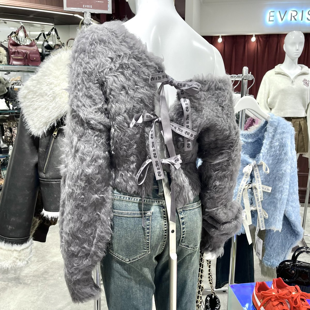 SHIBUYA109NET's tweet image. 2WAYで着れるリボンカーディガン🎀🩶

イルミネーションに着ていきたい💭⋆˙⟡

✔︎︎︎︎ 5F EVRIS 

@OfficialEVRIS