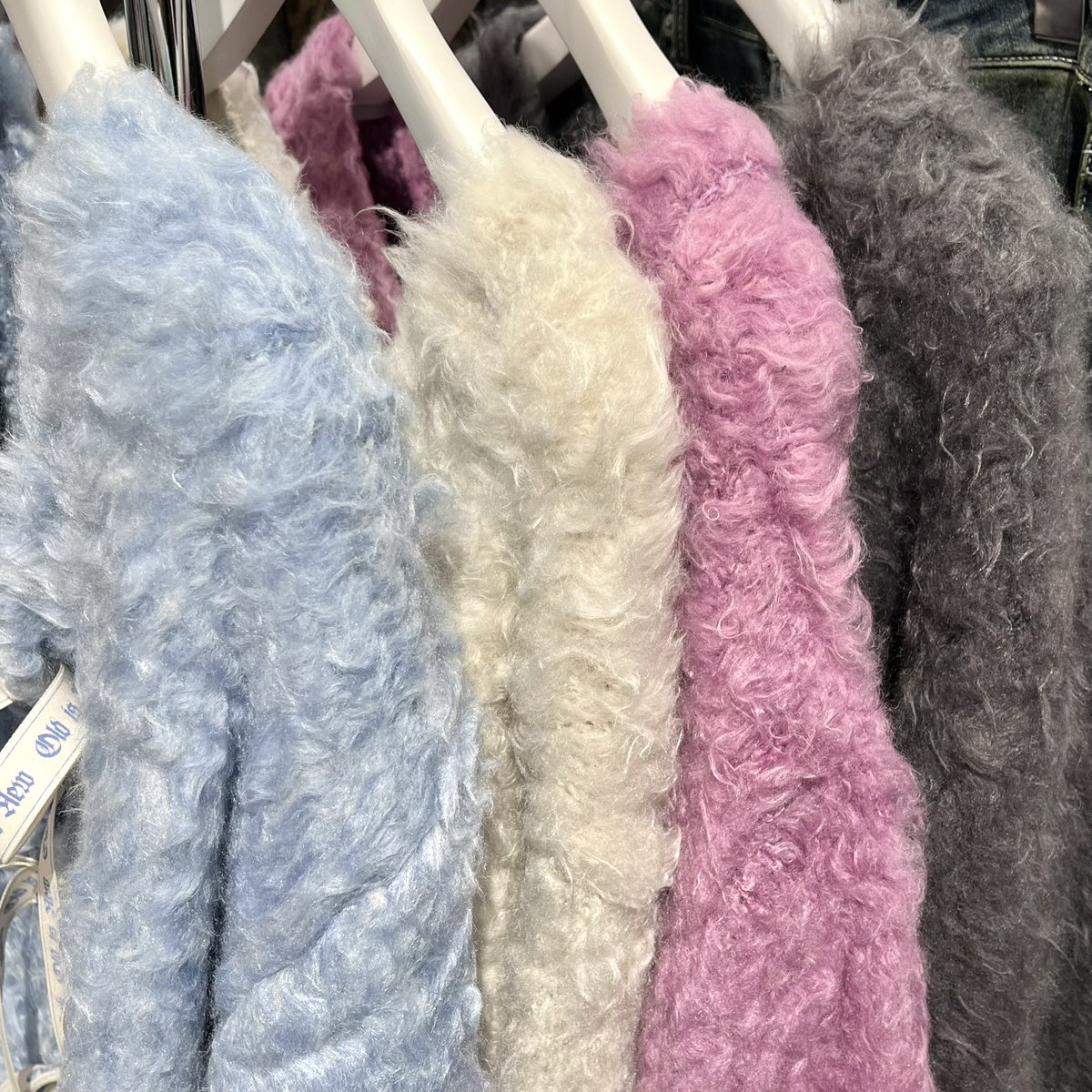 SHIBUYA109NET's tweet image. 2WAYで着れるリボンカーディガン🎀🩶

イルミネーションに着ていきたい💭⋆˙⟡

✔︎︎︎︎ 5F EVRIS 

@OfficialEVRIS